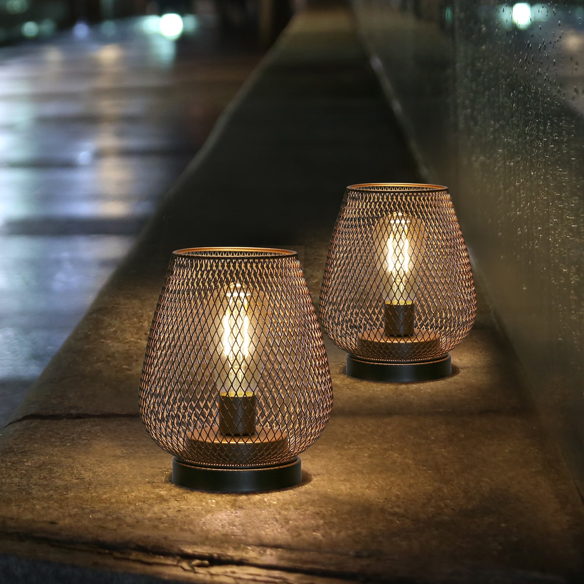 Hardy Haus 6.7-Inch Tall Battery Powered Outdoor Table Lamp