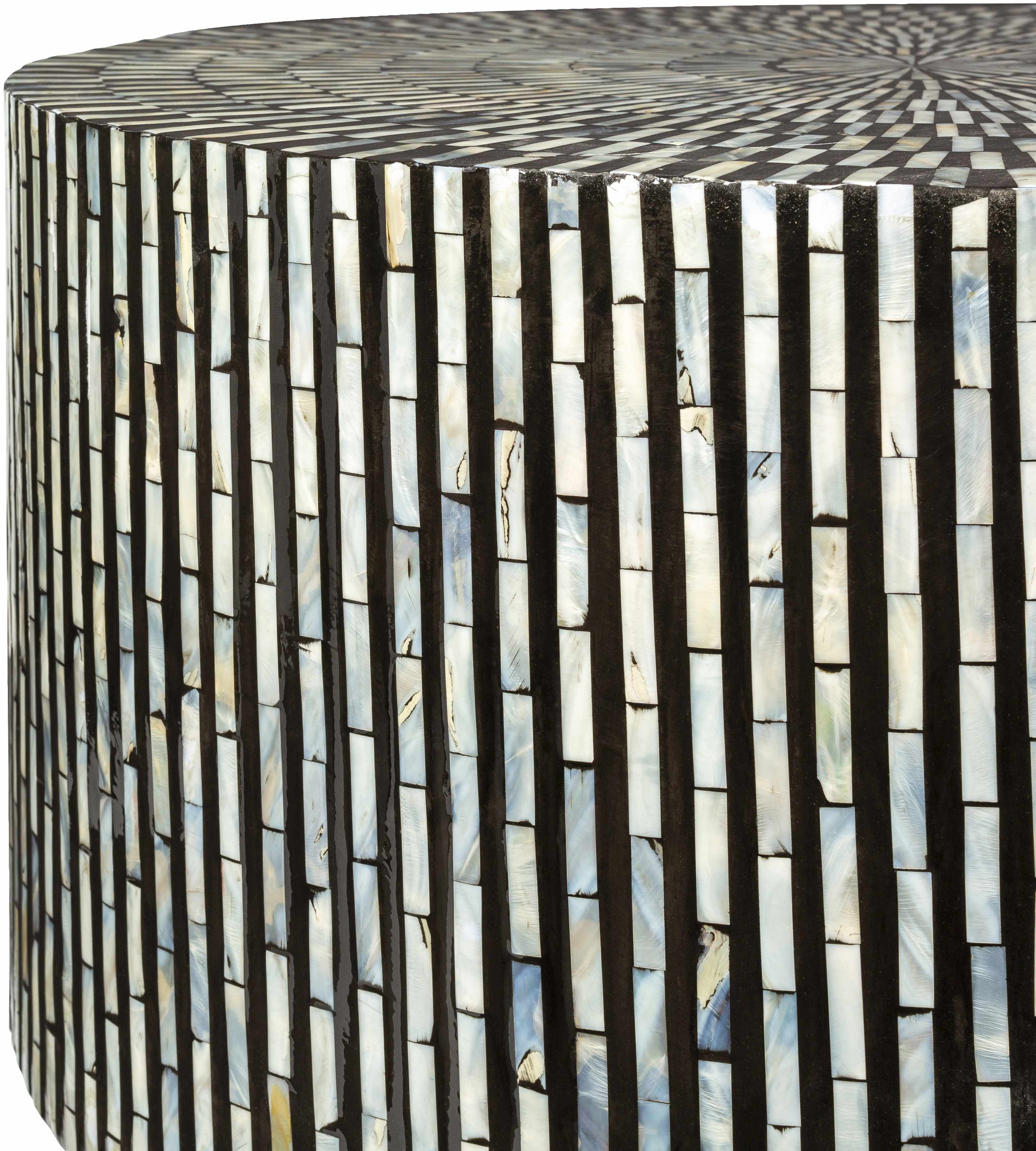 Decorative cylindrical object with a patterned surface